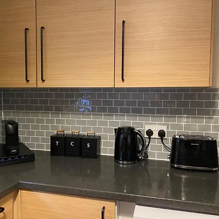 Whole House - Fast Wifi & Free Parking - Contractor Friendly By Irwell Stays-2