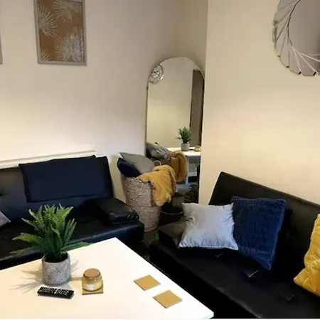 Whole House - Fast Wifi & Free Parking - Contractor Friendly By Irwell Stays-3